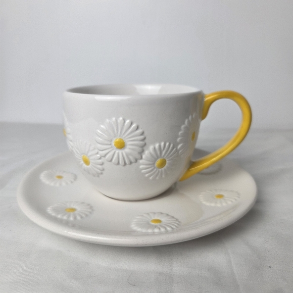 Bluebird & Willow Daisy Teacup & Saucer | Yellow Handle | Stoneware Spring - Picture 10 of 14